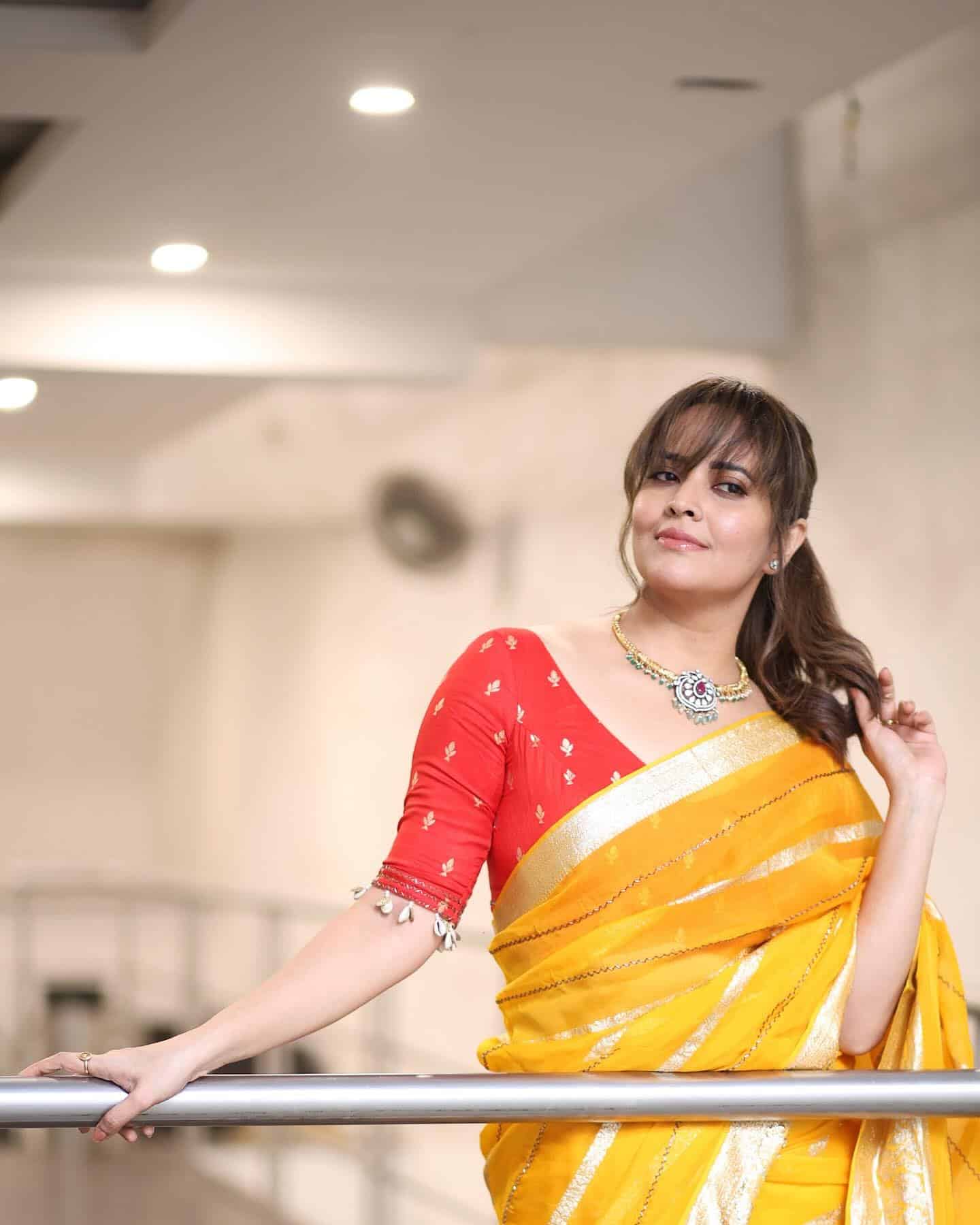 Anasuya never fails to impress in saree