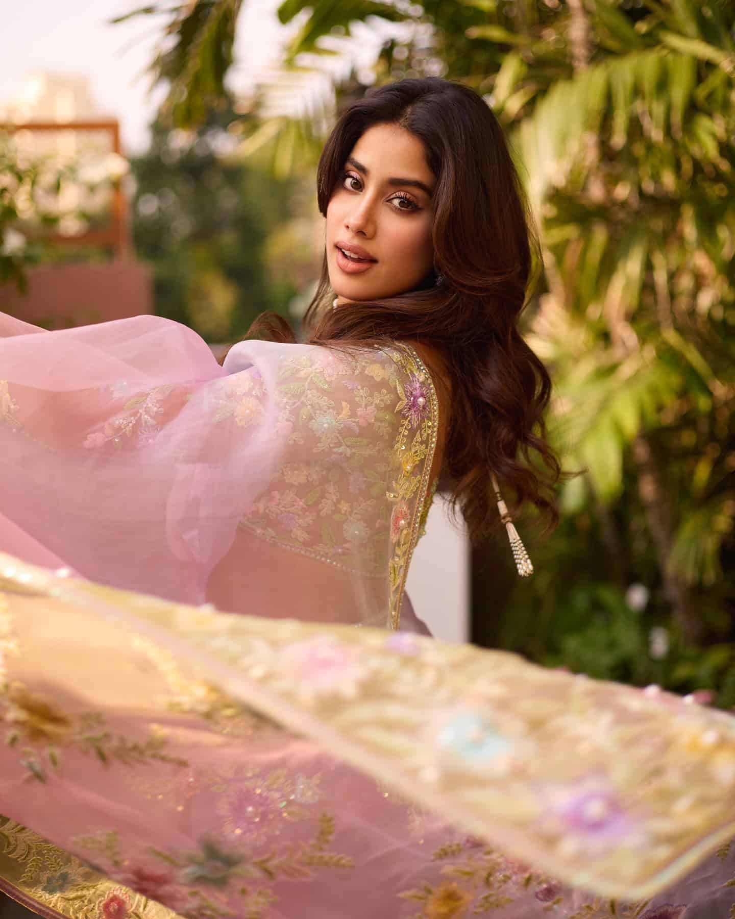 Photos: Janhvi Kapoor’s Stunning Saree Look