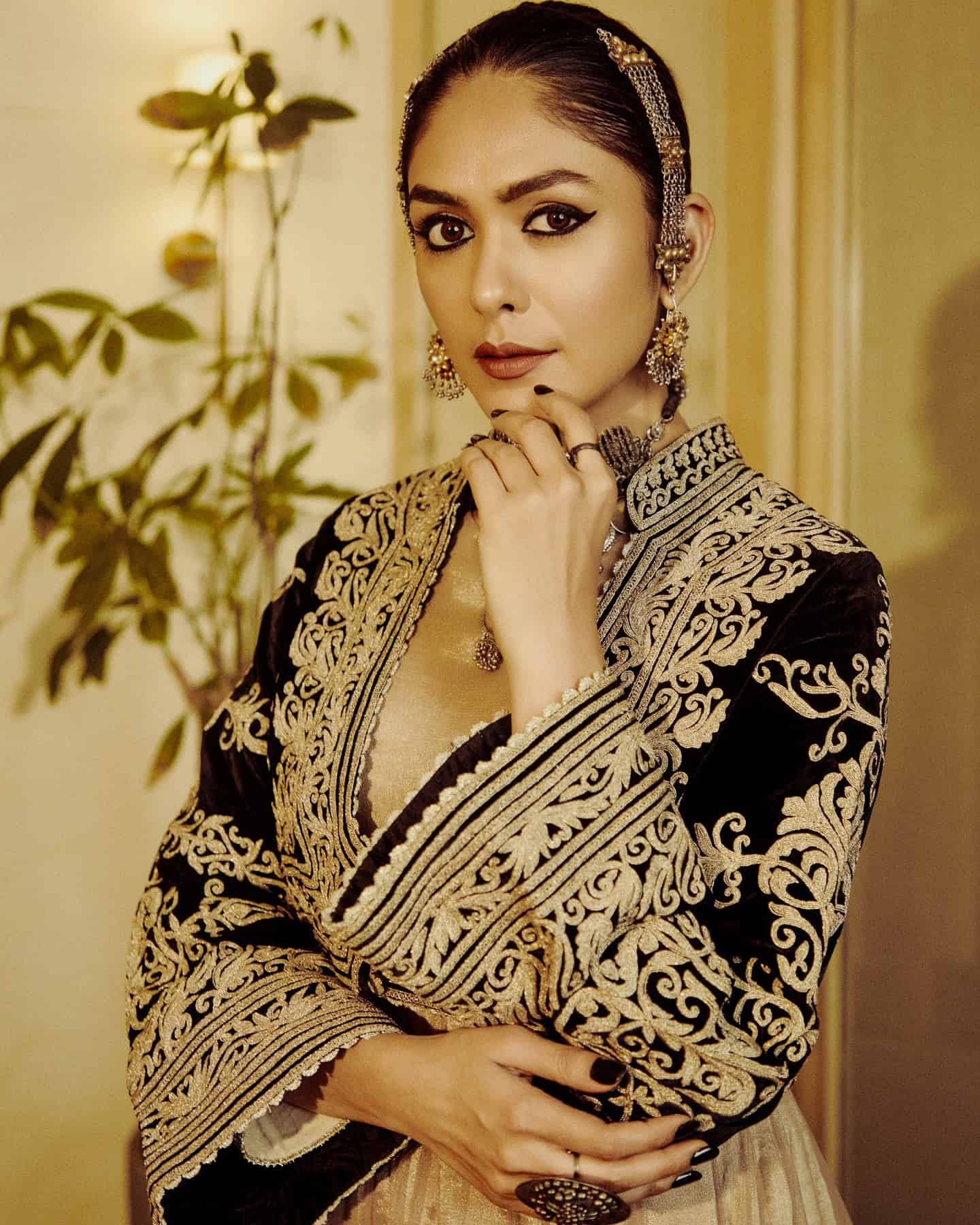 Mrunal Thakur Pics: – Queen of elegance