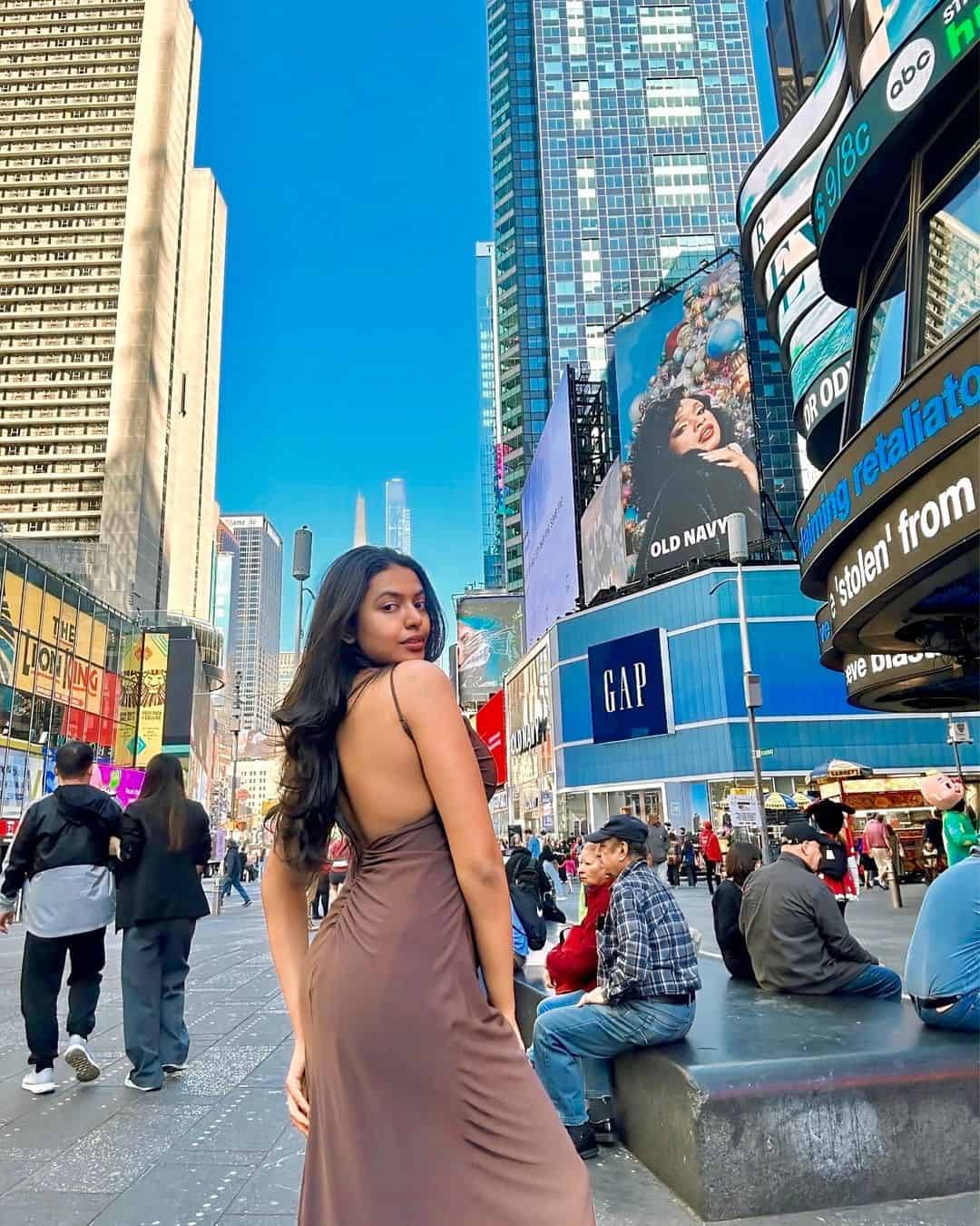 Telugu Girl’s Backless Treat From NYC Streets