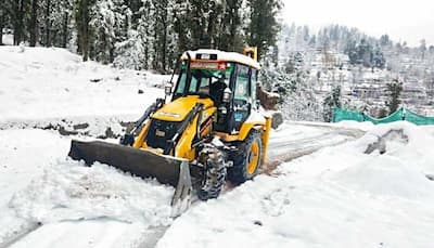 Alert For Tourists Visiting J&K: Heavy Snowfall Disrupts Life In Kashmir; Flights, Rail Services Suspended, Jammu-Srinagar Highway Closed