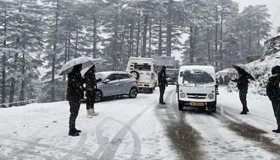 Heavy Snowfall In Kashmir's Higher Reaches Causes Road Closures