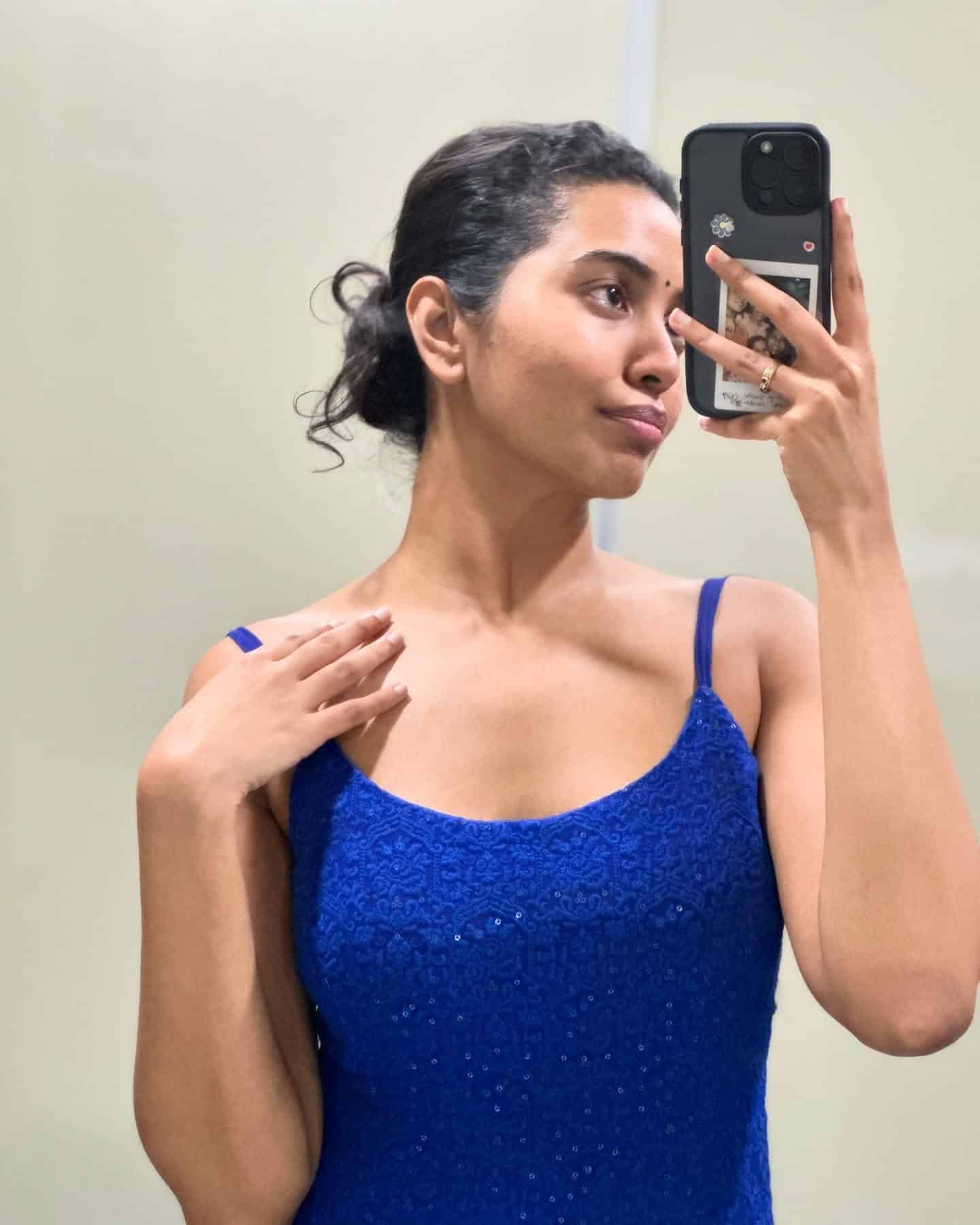 Shivathmika’s Mirror Selfie Proves Beauty is Real!