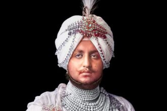 For his look at the Met Gala, Diljit sported a multi-layered, jewel-studded necklace with a stunning emerald centrepiece that resembled the Patiala necklace.