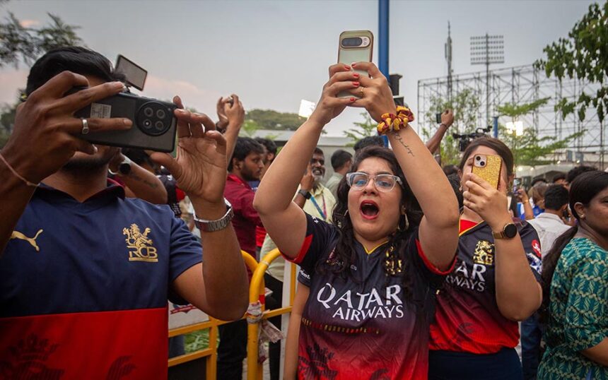 Cases of multiple mobile phones stolen from Chinnaswamy Stadium surface during RCB vs SRH match