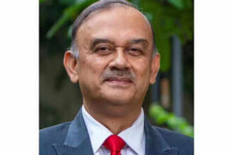 Chairman's abrupt exit sinks bank's stock by 5%