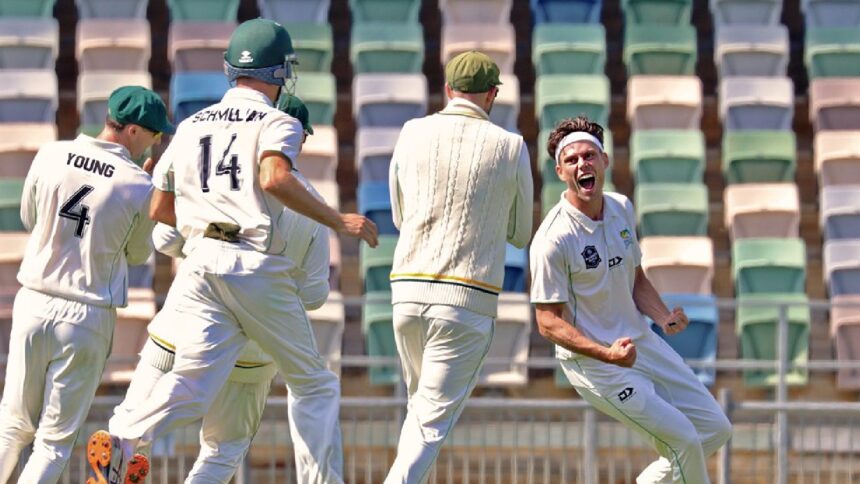 Brett Randell became the first bowler in 254 years to pick up five wickets in five balls in FC cricket. (X)