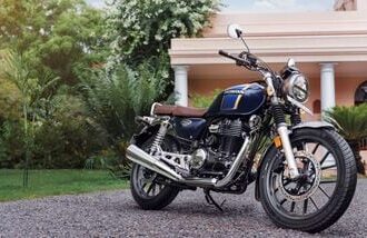 Honda CB350 H'ness is available in three trim options: DLX, DLX Pro, and DLX Pro Chrome.