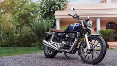 Honda CB350 H'ness is available in three trim options: DLX, DLX Pro, and DLX Pro Chrome.