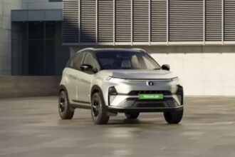 The Tata Nexon EV dominates India's electric car market. Available in three battery options—30 kWh, 40.5 kWh, and 45 kWh—it offers a range of up to 489 km on a full charge.