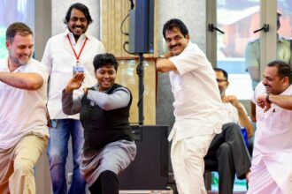 Rahul Gandhi tries his hand at Kalaripayattu, Rahul Gandhi Kalaripayattu dance, Rahul Gandhi, Rahul Gandhi Kerala college, Marian College, Kuttikkanam, Indian express news, current affairs