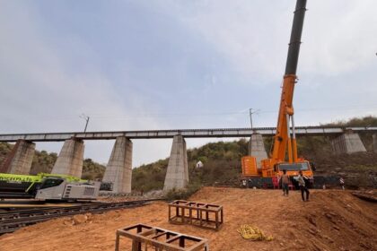 It falls under the administrative control of North Central Railway (NCR) zone.