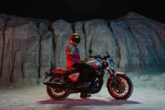 Powering the 240 kg-weighting Royal Enfield Shotgun 650 is a 648 cc air/oil-cooled parallel-twin engine, mated to a six-speed gearbox with a slipper clutch.