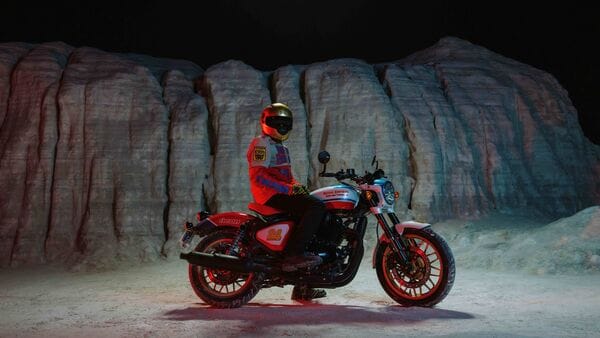 Powering the 240 kg-weighting Royal Enfield Shotgun 650 is a 648 cc air/oil-cooled parallel-twin engine, mated to a six-speed gearbox with a slipper clutch.