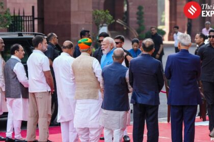 Modi Rahul interaction, Modi Rahul interaction draws attention, Mahatma Phule event, Narendra Modi, Rahul Gandhi, Mahatma Jyotirao Phule, Indian express news, current affairs
