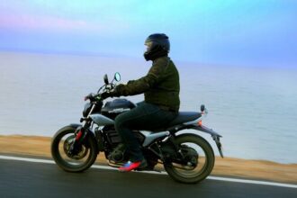 Hero Mavrick 440 is priced between  ₹213,207 and  ₹239,924 (ex-showroom).