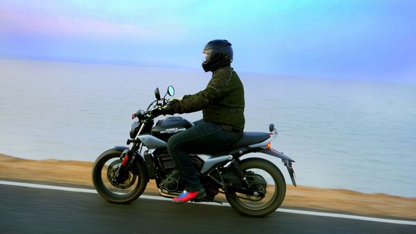 Hero Mavrick 440 is priced between  ₹213,207 and  ₹239,924 (ex-showroom).