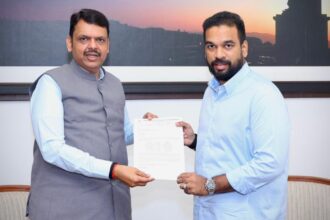 MCA president Ajinkya Naik met Devendra Fadnavis recently with proposal for new stadium. (PHOTO: Special Arrangement)