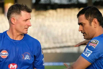 MS Dhoni and Mike Hussey