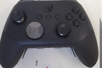 One of the biggest visible changes is the addition of two new scroll wheel-style controls positioned near the bottom of the controller. (Image: X/KoreanXboxnews)