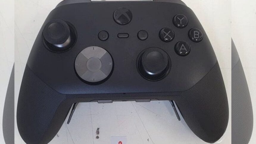 One of the biggest visible changes is the addition of two new scroll wheel-style controls positioned near the bottom of the controller. (Image: X/KoreanXboxnews)