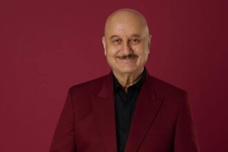 Anupam Kher, Anupam Kher theatre, Anupam Kher Jaane Pehchaane Anjane
