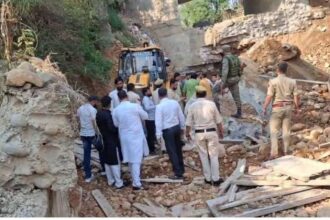 A large number of people have gathered at the site, and the rescue operation is in progress.