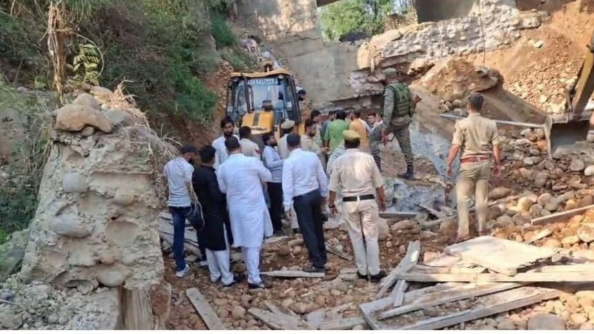 A large number of people have gathered at the site, and the rescue operation is in progress.