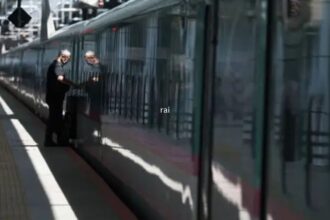 JR East suspended services on the up-bound Tokaido Line between Yokohama and Shinagawa stations