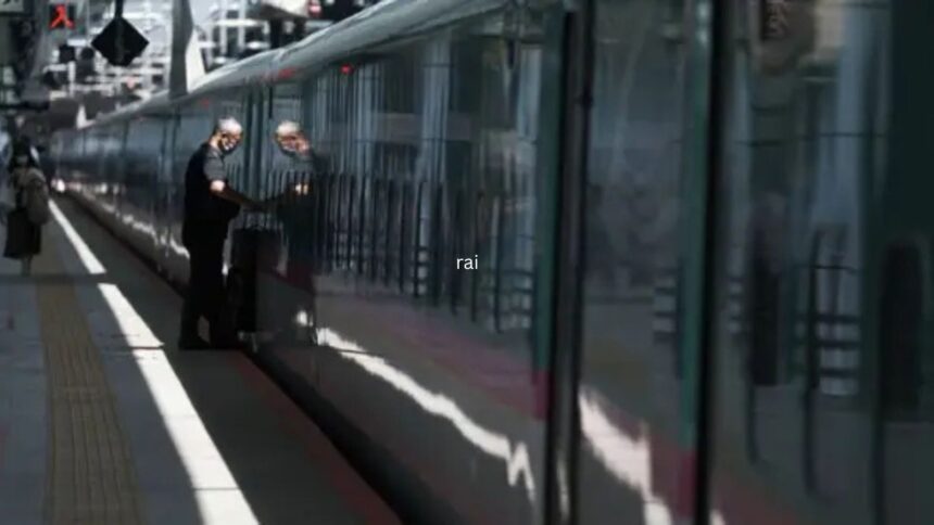 JR East suspended services on the up-bound Tokaido Line between Yokohama and Shinagawa stations