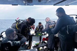 This image released by the Maldives President's Media Division, shows divers preparing to search for the four missing Italian divers near Alimathaa Island, Vaavu Atoll, Maldives, Saturday, May 15, 2026. (Maldives President's Media Division via AP)
