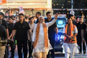 Arriving to thunderous cheers and applause, PM Modi came dressed in a traditional Bengali attire of white kurta, Gorod dhuti, a traditional Bengali lower garment made from high-quality, un-dyed, and natural mulberry silk, and an uttariyo (a traditional stole or scarf).