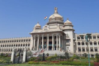 A view of the front facade of the Vidhana Soudha in Bengaluru. It serves as the seat of the state legislature and secretariat of Karnataka | Wikimedia Commons