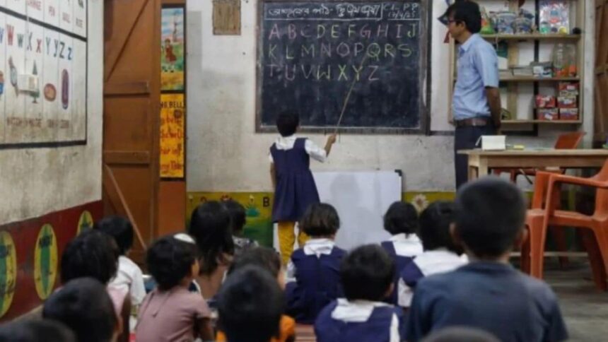 Dalit student cleaning school toilet, Dalit student cleaning school toilet video. Ranchi, Jharkhand Dalit student cleaning school toilet video. Vidyalaya Prabandhan Samiti (VPS), Lavachampa village, Indian express news, current affairs