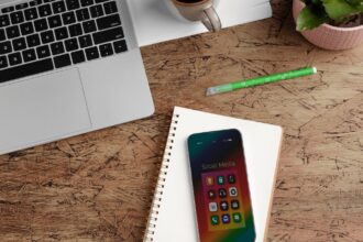 Gadgets and apps designed to make mindless scrolling less automatic can help users build more intentional screen habits. (Image: Freepik)