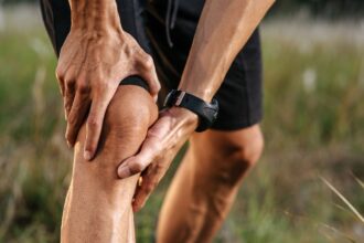 Knee osteoarthritis is caused by the degeneration of the cartilage between bone joints, resulting in pain, inflammation, and joint stiffness. (Image: Magnific)