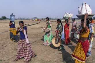 Workers carry equipment and supplies in Andhra Pradesh| Representational image | Dhiraj Singh/Bloomberg