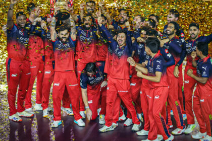 RCB lifting trophy