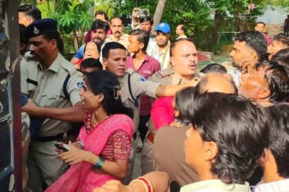 Relatives of the convicts try to stop them from being taken to jail
