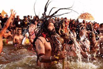 An ascetic taking a dip at Ganga River during Maha Kumbh Mela | Wikimedia Commons