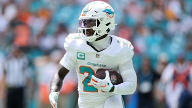 De'von Achane #28 of the Miami Dolphins in action