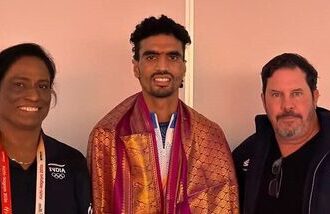 India Gulveer Singh (C) along with IOA chief PT Usha (L) and Scott Simmons.