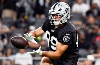 Las Vegas Raiders tight end Brock Bowers (89) participates during an NFL football practice. (file photo)