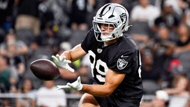 Las Vegas Raiders tight end Brock Bowers (89) participates during an NFL football practice. (file photo)