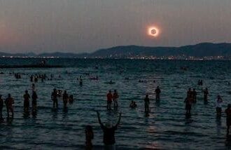 The 'diamond ring' effect appears as the moon moves across the sun during a total solar eclipse, as seen from El Arenal beach in Mallorca, Spain, August 12, 2026. REUTERS/Francisco Ubilla