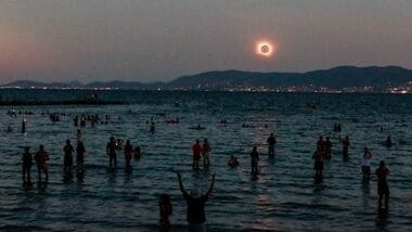 The 'diamond ring' effect appears as the moon moves across the sun during a total solar eclipse, as seen from El Arenal beach in Mallorca, Spain, August 12, 2026. REUTERS/Francisco Ubilla
