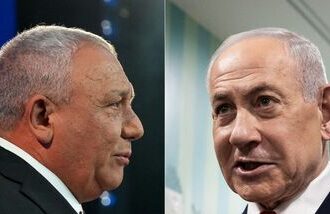 Yashar party leader Gadi Eisenkot (L) and Prime Minister Benjamin Netanyahu.