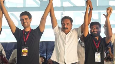 CJP founder Abhijeet Dipke, YouTuber Dhruv Rathee, actor-activist Prakash Raj, and others hold hands during a protest against CEC Gyanesh Kumar over the SIR of electoral rolls, in Bengaluru
