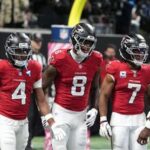 Atlanta Falcons tight end Kyle Pitts Sr. (8) celebrates after scoring against the Chicago Bears during the fourth quarter at Mercedes-Benz Stadium.