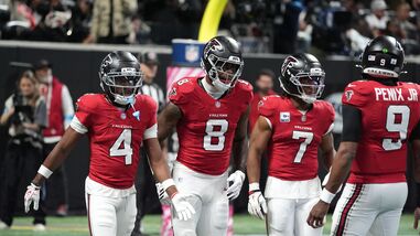Atlanta Falcons tight end Kyle Pitts Sr. (8) celebrates after scoring against the Chicago Bears during the fourth quarter at Mercedes-Benz Stadium.